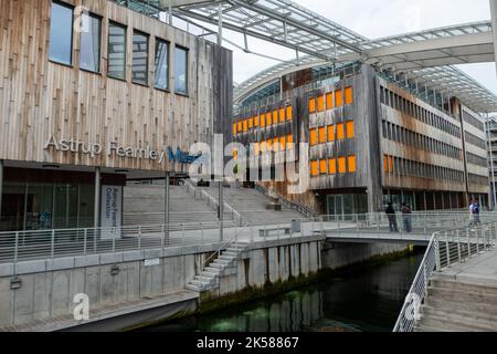 Moderne Apartments und Astrup Fearnley Museum in der Gegend von Tjuvholmen im alten Hafen von Oslo, Norwegen Stockfoto