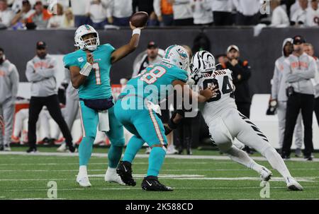 Cincinnati, Usa. 29. September 2022. Miami Dolphins Quarterback Tua Tagovailoa (1) wirft unter Druck von den Cincinnati Bengals im Paycor Stadium, Donnerstag, 29. September 2022 in Cincinnati, Ohio. Foto von John Sommers II/UPI Kredit: UPI/Alamy Live News Stockfoto