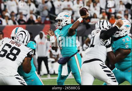 Cincinnati, Usa. 29. September 2022. Miami Dolphins Quarterback Tua Tagovailoa (1) wirft unter Druck von den Cincinnati Bengals im Paycor Stadium, Donnerstag, 29. September 2022 in Cincinnati, Ohio. Foto von John Sommers II/UPI Kredit: UPI/Alamy Live News Stockfoto