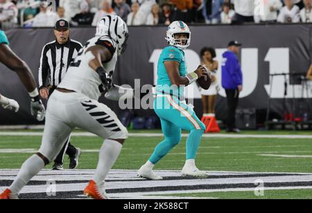 Cincinnati, Usa. 29. September 2022. Miami Dolphins Quarterback Tua Tagovailoa (1) wirft unter Druck von den Cincinnati Bengals im Paycor Stadium, Donnerstag, 29. September 2022 in Cincinnati, Ohio. Foto von John Sommers II/UPI Kredit: UPI/Alamy Live News Stockfoto