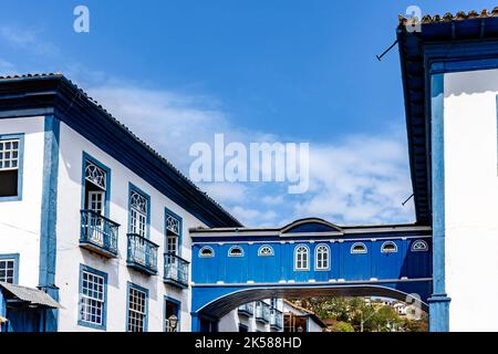 Einer der berühmtesten Orte in Diamantina im Bundesstaat Minas Gerais, die Casa da Gloria mit ihrem Hängegang, der zwei historische Häuser miteinander verbindet Stockfoto