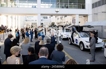 Cape Canaveral, Florida, USA. 5. Oktober 2022. Die NASA-Astronauten Josh Cassada und Nicole Mann, Astronaut Koichi Wakata, Japan Aerospace Exploration Agency (JAXA), Und die Roskosmos-Kosmonauten Anna Kikina, die SpaceX-Raumanzüge trägt, werden gesehen, als sie sich darauf vorbereiten, den Neil A. Armstrong Operations and Checkout Building for Launch Complex 39A zu verlassen, um am Mittwoch, den 5. Oktober 2022, im Kennedy Space Center der NASA in Florida an Bord der Raumsonde SpaceX Crew-5 zu gehen. Die NASA-Mission SpaceX Crew-5 ist die fünfte Rundungsmission der Raumsonde SpaceX Crew Dragon und des Falcon 9-Felsens Stockfoto