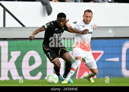 BRÜSSEL - (lr) Francis Amuzu von RSC Anderlecht, Vladimir Coufal von West Ham United FC während des UEFA Conference League-Spiels zwischen RSC Anderlecht und West Ham United FC am 6. Oktober 2022 im Lotto Park Stadion in Brüssel, Belgien. ANP | Dutch Height | Gerrit van Keulen Stockfoto