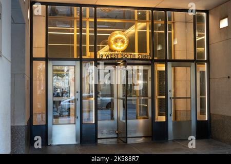 Drehtür am Eingang zur 19 W. 50. St. im Rockefeller Center, 2022, USA, NYC Stockfoto