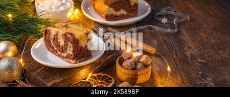 Kuchen auf einem weihnachtlichen Hintergrund. Frohe Weihnachten und Frohes neues Jahr. Stockfoto