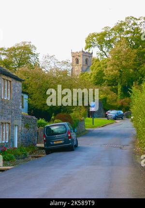 Blick auf die Main Street im hübschen Dorf Downham, Clitheroe, Lancashire, Großbritannien, Europa Stockfoto