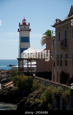 Leuchtturm und traditionelle Gebäude, Cascais, Portugal Stockfoto