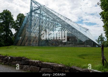 Historische Ruine der Kathedrale in Hamar, geschützt durch Glaslager Stockfoto