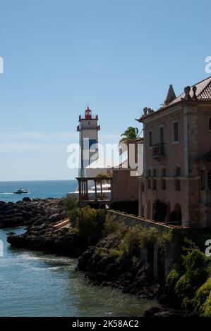 Leuchtturm und traditionelle Gebäude, Cascais, Portugal Stockfoto