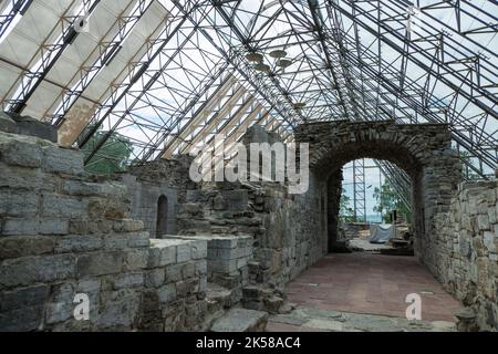 Historische Ruine der Kathedrale in Hamar, geschützt durch Glaslager Stockfoto