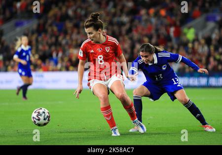 Angharad James aus Wales (links) und Zerina Piskic aus Bosnien und Herzegowina kämpfen während des FIFA Frauen-WM-Play-off-Spiels im Cardiff City Stadium, Wales, um den Ball. Bilddatum: Donnerstag, 6. Oktober 2022. Stockfoto