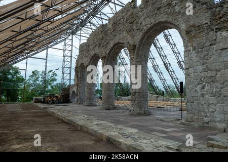 Historische Ruine der Kathedrale in Hamar, geschützt durch Glaslager Stockfoto