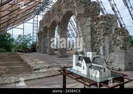 Historische Ruine der Kathedrale in Hamar, geschützt durch Glaslager Stockfoto