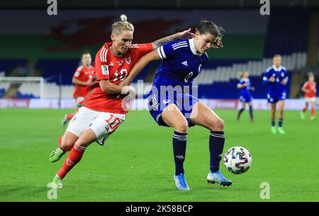 Jess Fishlock aus Wales (links) und Marija Aleksic aus Bosnien und Herzegowina kämpfen während des FIFA Frauen-WM-Play-off-Spiels im Cardiff City Stadium, Wales, um den Ball. Bilddatum: Donnerstag, 6. Oktober 2022. Stockfoto