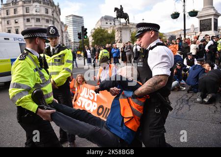 London, Großbritannien. 06. Oktober 2022. Während der Demonstration am Trafalgar Square wird ein Aktivist verhaftet. Die KlimaaktivistInnen-Gruppe Just Stop Oil blockierte am 6.. Tag der Occupy Westminster-Aktion die Straßen rund um den Trafalgar Square und forderten, alle zukünftigen Lizenzen einzustellen und der Exploration, Entwicklung und Produktion fossiler Brennstoffe in Großbritannien zu zustimmen. (Foto von Thomas Krych/SOPA Images/Sipa USA) Quelle: SIPA USA/Alamy Live News Stockfoto