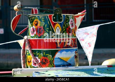 Ein traditionell bemalter Wassereimer auf einem Schmalboot beim Banbury Kanalfestival 2022 Stockfoto