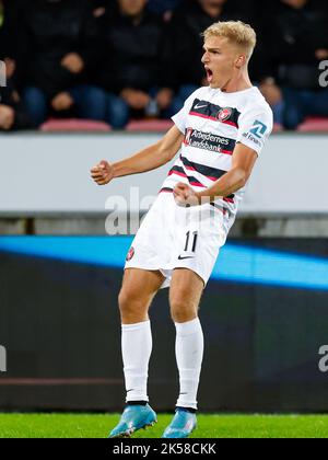 HERNING, DÄNEMARK - 6. OKTOBER: Gustav Isaksen vom FC Midtjylland feiert sein Tor während des Spiels der Gruppe F - UEFA Europa League zwischen dem FC Midtjylland und Feyenoord am 6. Oktober 2022 in der Messecenter Herning Arena in Herning, Dänemark (Foto by anders Kjaerbye/Orange Picts) Stockfoto