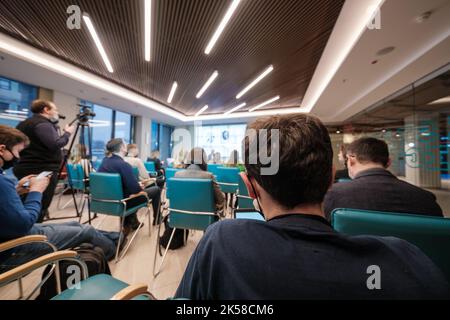 Geschäftsleute, die am Abend eine Präsentation ansehen Stockfoto