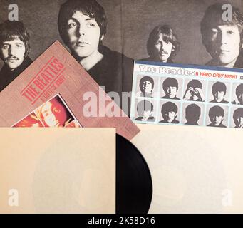 Moskau, Russland: 06. Oktober 2022: Englische Rockband The Beatles Alben auf Vinyl-Schallplatten LP. Titel A Hard Day's Night and Love Songs Draufsicht, c Stockfoto