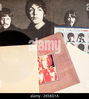 Moskau, Russland: 06. Oktober 2022: Englische Rockband The Beatles Alben auf Vinyl-Schallplatten LP. Mit dem Titel Love Songs and A Hard Day's Night Draufsicht, c Stockfoto