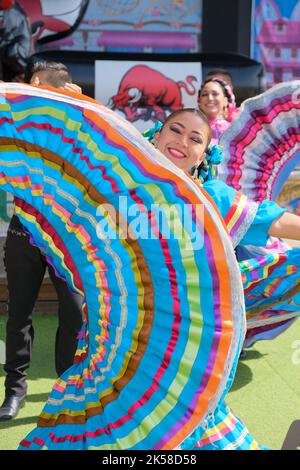 Antalya, Türkei - Oktober 03 2022; Junge Brünette schöne mexikanische traditionelle Mädchen, folkloristische Tänzerin mit bunten Kleidern. Stockfoto