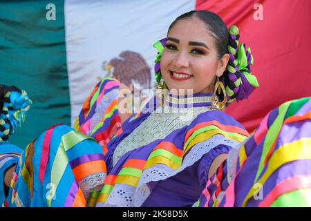 Antalya, Türkei - Oktober 03 2022; Junge Brünette schöne mexikanische traditionelle Mädchen, folkloristische Tänzerin mit bunten Kleidern. Stockfoto