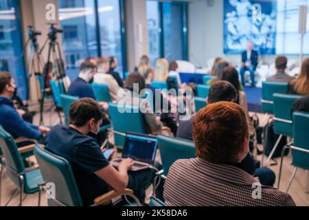 Geschäftsleute, die am Abend eine Präsentation ansehen Stockfoto