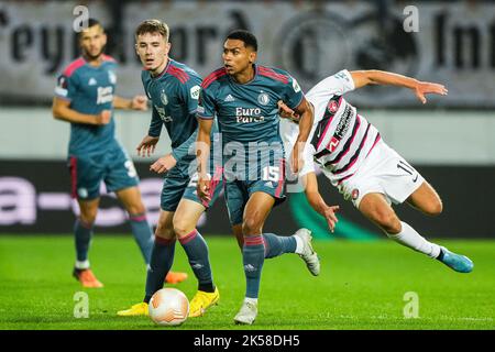 Herning - Marcos Lopez von Feyenoord, Gustav Isaksen vom FC Midtjylland während des Spiels zwischen FC Midtjylland und Feyenoord in der MCH Arena am 6. Oktober 2022 in Herning, Dänemark. (Box zu Box Pictures/Tom Bode) Stockfoto