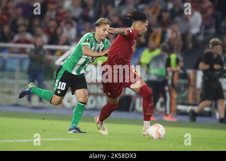 Rom, Italien. 06. Oktober 2022. ROM, Italien - 06.10.2022: Sergio Canales (Betis) Chris Smalling (AS ROMA) während des UEFA Europe League-Spiels der Gruppe C zwischen AS Roma und Real Betis Sevilla am 10. Oktober 2022 im Olympiastadion in Rom, Italien. Kredit: Unabhängige Fotoagentur/Alamy Live Nachrichten Stockfoto