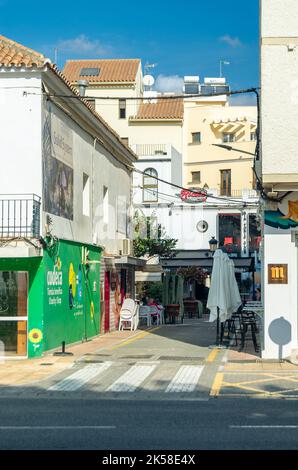 ESTEPONA, SPANIEN - 12. OKTOBER 2021: Straßen in Estepona, typisch andalusische Stadt an der Costa del Sol, Provinz Málaga, Südspanien Stockfoto