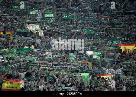 Roma, Italien. 06. Oktober 2022. Betis-Fans beim Fußballspiel der Gruppe C der Europa League zwischen AS Roma und Real Betis Balompie im Olimpico-Stadion in Roma (Italien), 6.. Oktober 2022. Foto Andrea Staccioli/Insidefoto Kredit: Insidefoto di andrea staccioli/Alamy Live News Stockfoto