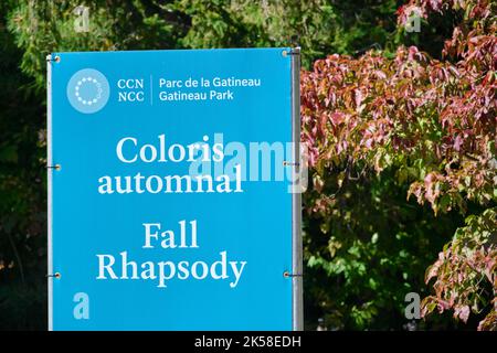 Chelsea, Quebec, Kanada - 2. Oktober 2022: Ein Schild im Freien für „Fall Rhapsody“ im Gatineau Park in Quebec steht vor den Blättern, die sich zu drehen beginnen Stockfoto