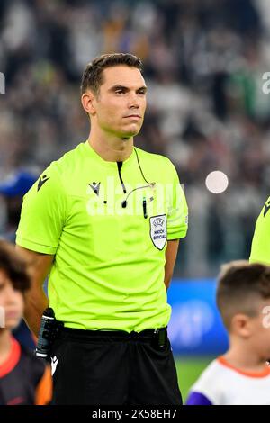 Schiedsrichter Sandro Scharer schaut während des UEFA Champions League 2022/23 Group Stage - Gruppe H Spiels zwischen Juventus FC und Maccabi Haifa FC in Allia Stockfoto