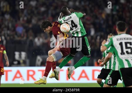 Roma, Italien. 06. Oktober 2022. Nicolo Zaniolo von AS Roma und William Carvalho von Real Betis Balompie während des Fußballspiels der Gruppe C der Europa League zwischen AS Roma und Real Betis Balompie im Olimpico-Stadion in Roma (Italien), 6.. Oktober 2022. Foto Andrea Staccioli/Insidefoto Kredit: Insidefoto di andrea staccioli/Alamy Live News Stockfoto