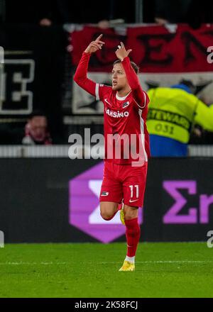 ALKMAAR, NIEDERLANDE - 6. OKTOBER: Jesper Karlsson von AZ feiert sein Tor während des UEFA Europa Conference League-Spiels zwischen AZ und Apollon im AFAS Stadion am 6. Oktober 2022 in Alkmaar, Niederlande (Foto: Patrick Goosen/Orange Picches) Stockfoto