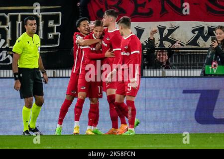 ALKMAAR, NIEDERLANDE - 6. OKTOBER: Jesper Karlsson von AZ feiert sein Tor während des UEFA Europa Conference League-Spiels zwischen AZ und Apollon im AFAS Stadion am 6. Oktober 2022 in Alkmaar, Niederlande (Foto: Patrick Goosen/Orange Picches) Stockfoto