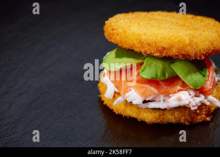 Sushi-Menü mit Burger aus Reis und geräucherter Lachs, Avocado, leichte Käse und nori Stockfoto