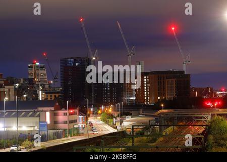 Die Apartmentgebäude in Junction befinden sich derzeit im Bau auf dem ehemaligen Gelände der Monk Bridge im Stadtzentrum von Leeds. Auch Bridgewater Place (links) Stockfoto