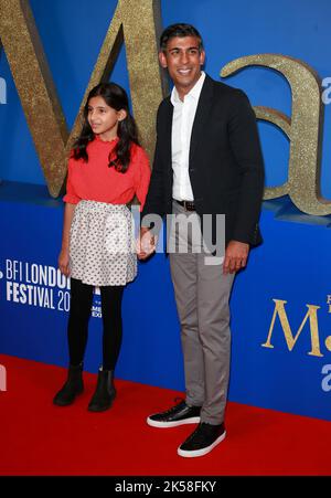 Rishi Sunak und Tochter Anoushka Sunak besuchen Roald Dahls 'Matilda the Musical'-Weltpremiere in der Royal Festival Hall in London, England. Stockfoto