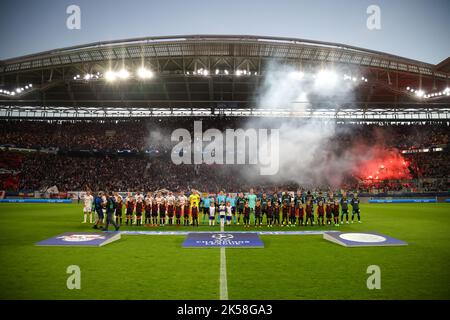 Leipzig, Deutschland. 05. Oktober 2022. Fußball: Champions League, Gruppenphase, Gruppe F, Matchday 3, RB Leipzig - Celtic. Die Teams laufen hinein. Quelle: Jan Woitas/dpa/Alamy Live News Stockfoto