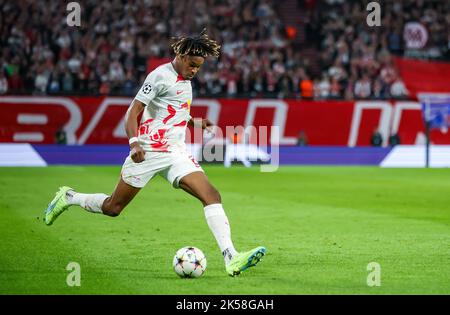 Leipzig, Deutschland. 05. Oktober 2022. Fußball: Champions League, Gruppenphase, Gruppe F, Matchday 3, RB Leipzig - Celtic. Leipziger Spieler Mohamed Simakan am Ball. Quelle: Jan Woitas/dpa/Alamy Live News Stockfoto