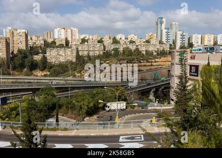 HAIFA, ISRAEL - 29. September 2022: Autobahnkreuz mit Verkehr auf mehreren Ebenen, Luftbild. Stockfoto