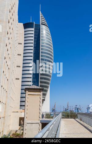 HAIFA, ISRAEL - 29. September 2022: Gemeinde in Sail Skyscraper in der Innenstadt von Haifa. Ansicht von unten am Segelturm Stockfoto