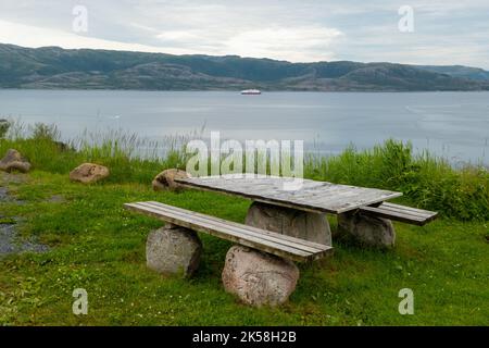 Blick auf das Meer und Picknicktisch von der Insel Leka in Norwegen Stockfoto