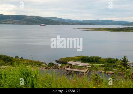 Blick auf das Meer und Picknicktisch von der Insel Leka in Norwegen Stockfoto