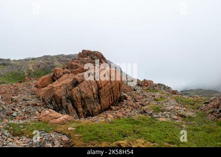 Großer, farbenfroher Felsen auf der Insel Leka in Norwegen Stockfoto