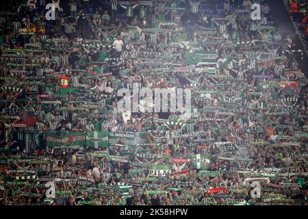 Rom, Italien. 06. Oktober 2022. Rom, Italien, 6. Oktober 2022. Real Betis Fans reagieren während des Europa League Group C Fußballspiels zwischen Roma und Real Betis im Olympiastadion. Quelle: Riccardo De Luca - Bilder Aktualisieren/Alamy Live News Stockfoto