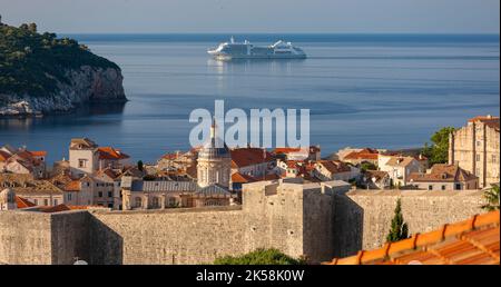 DUBROVNIK, KROATIEN, EUROPA - die ummauerte Festungsstadt Dubrovnik an der Dalmatiner Küste und ein Kreuzschiff. Stockfoto