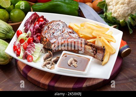 Frisch gegrillte Tomahawk-Steaks, Kartoffeln, Salat Stockfoto