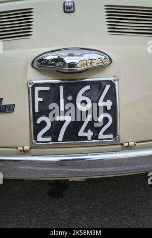 Klassischer Fiat 500 Cinquecento, geparkt in Florenz, Italien Stockfoto